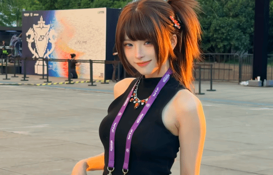 博主小兔娘从网吧Cos兼职到登顶LOL十五周年庆典舞台